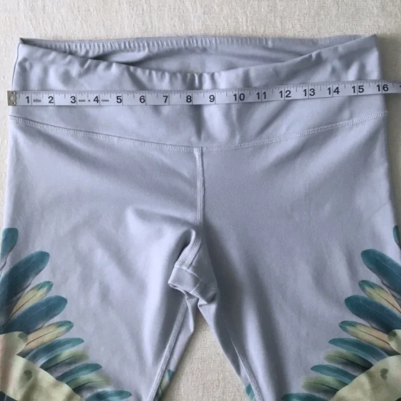 Alo Yoga Goddess Ribbed Legging Woman’s Size Large Tropical Feathers Print/Grey - Picture 9 of 13
